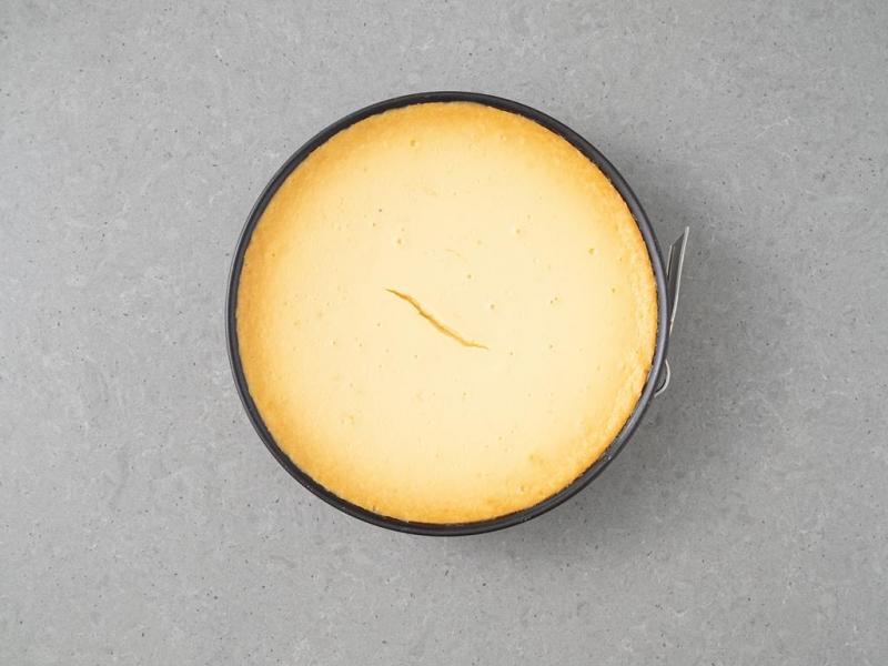 Upieczony sernik z białą czekoladą w tortownicy.