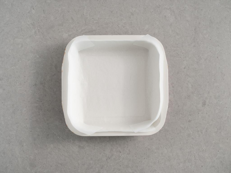 forma do pieczenia Retro 21x21 cm Dr. Oetkera, wyłożona papierem do pieczenia