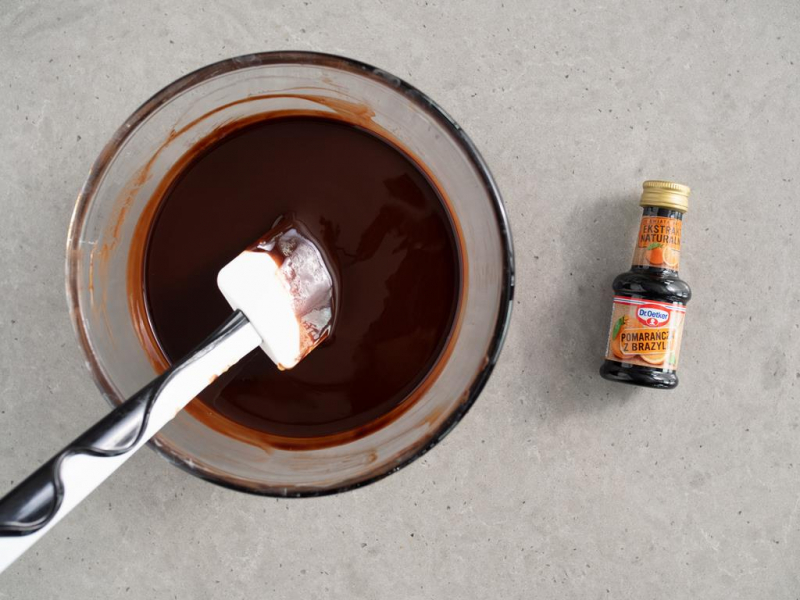 masło rozpuszczone z czekolada, ekstrakt naturalny pomarańcza z Brazylii Dr. Oetkera