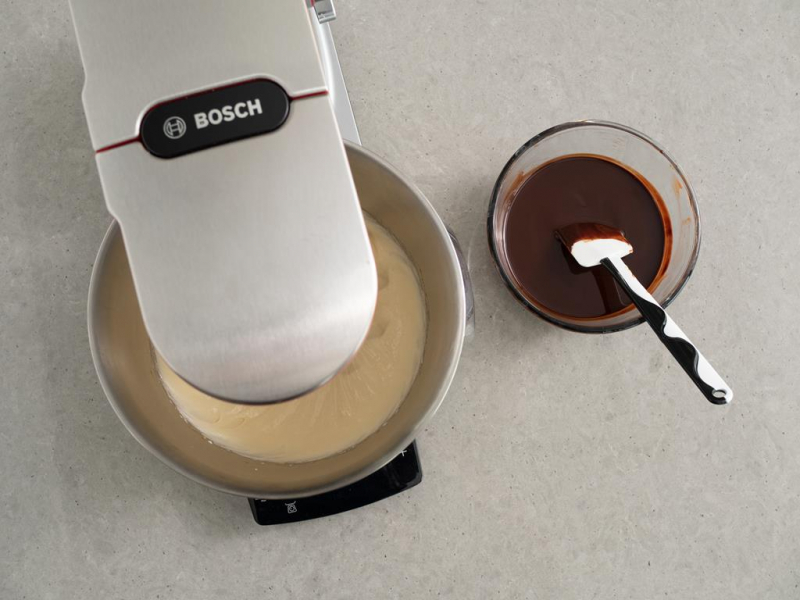 jajka ubite z cukrem pudrem, rozpuszczona masa czekoladowa