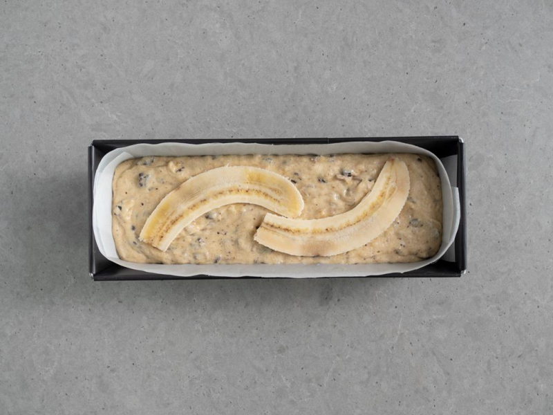 chlebek bananowy z bananami w keksówce