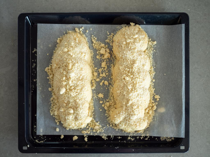 chałki na blasze, posypane kruszonką