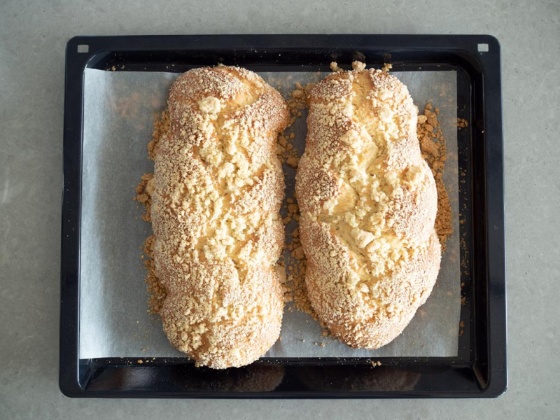 upieczone chałki z kruszonką na blasze piekarnika