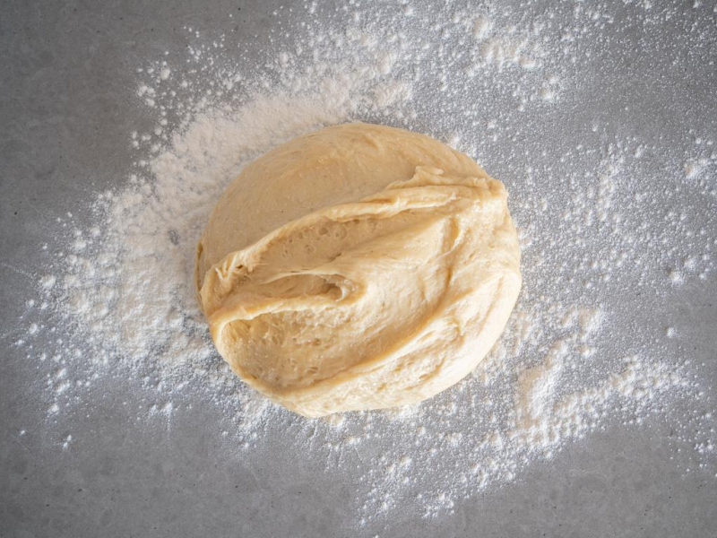 wyrośnięcie ciasto drożdżowe na blacie oprószonym mąką