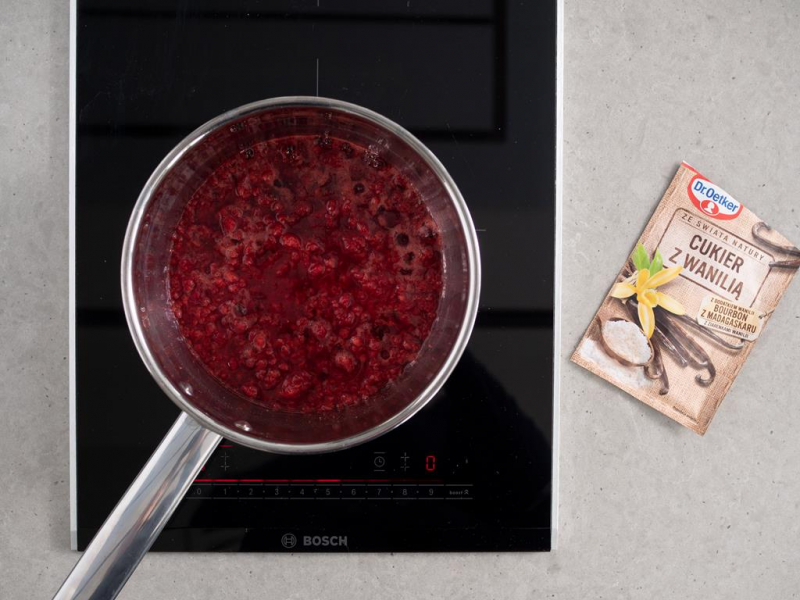 maliny w rondlu z cukrem z wanilią Dr. Oetkera