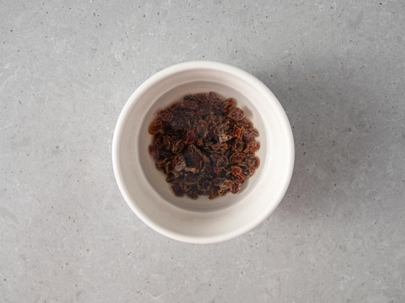 rodzynki zalane wodą