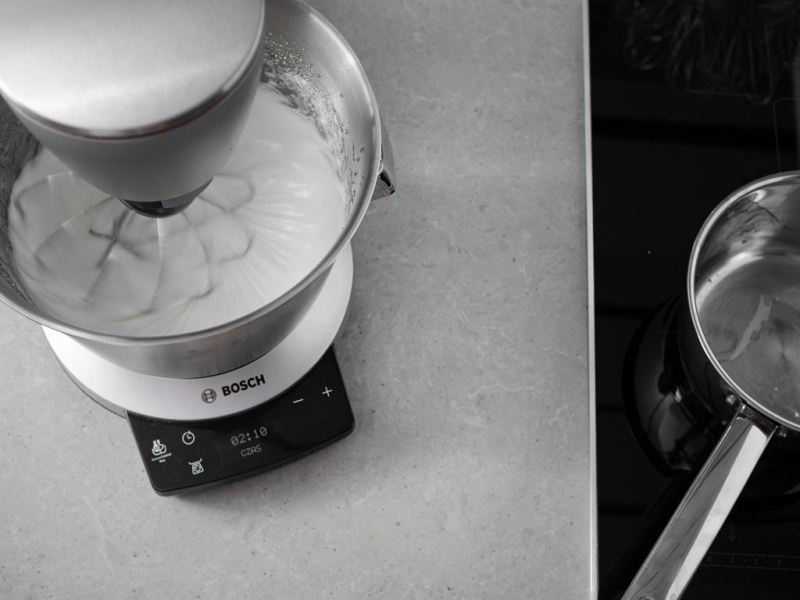 ubita piana z białek w misie miksera