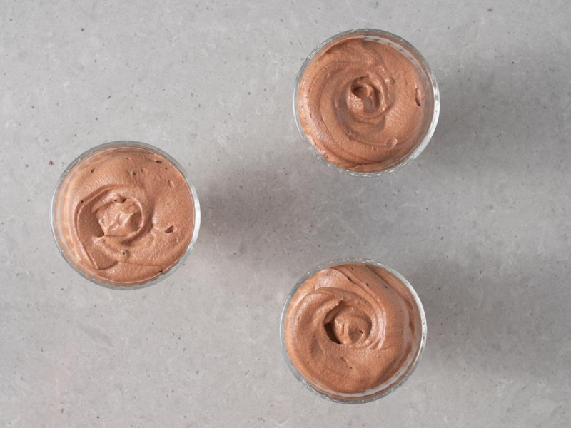 pucharki wypełnione czekoladowym musem