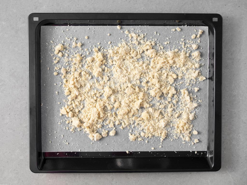 kruszonka na blasze z piekarnika, wyłożonej papierem do pieczenia