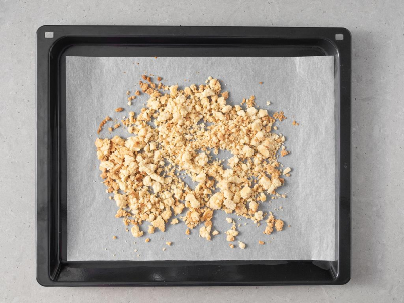 upieczona kruszonka na blaszce z piekarnika