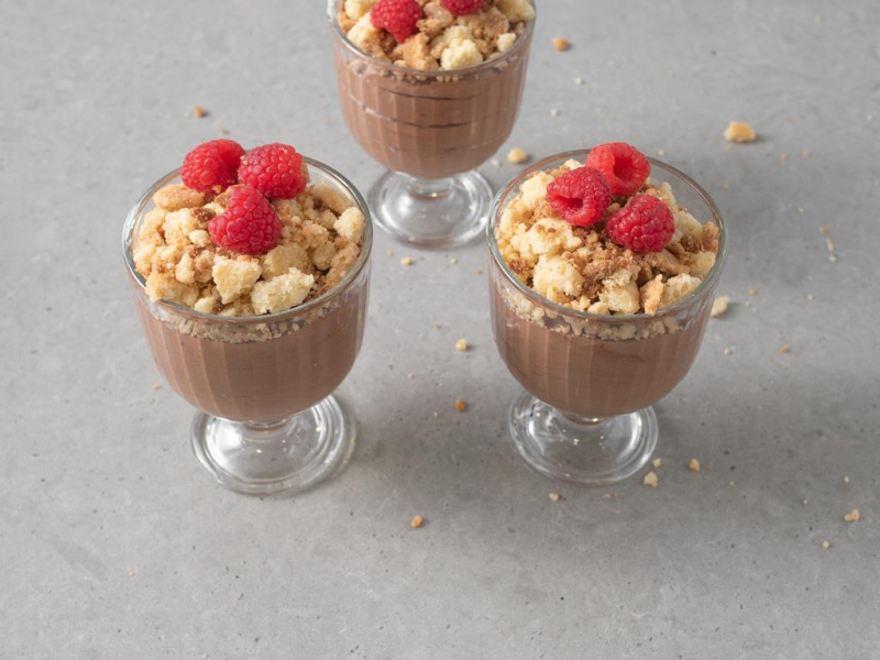 pucharki z musem czekoladowym, posypane kruszonką i ozdobione malinami