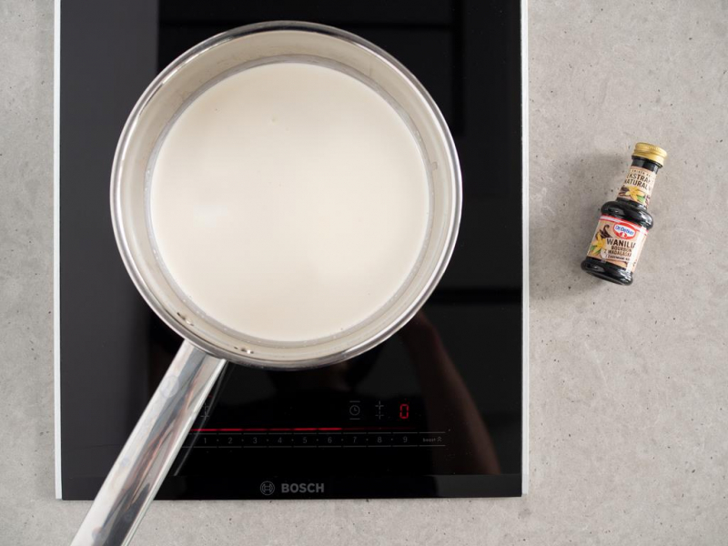 śmietanka zagotowana z mlekiem i ekstraktem naturalnym Wanilia Bourbon z Madagaskaru Dr. Oetkera