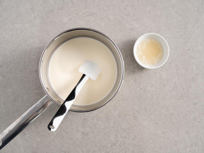 żelatyna , gorąca śmietanka