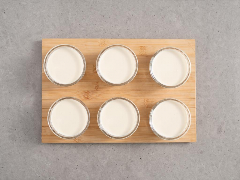 panna cotta w szklanych naczyniach