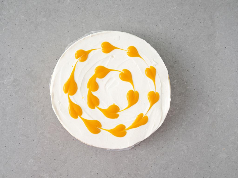 wierzch sernika z polewą, serduszka z puree z mango i marakui