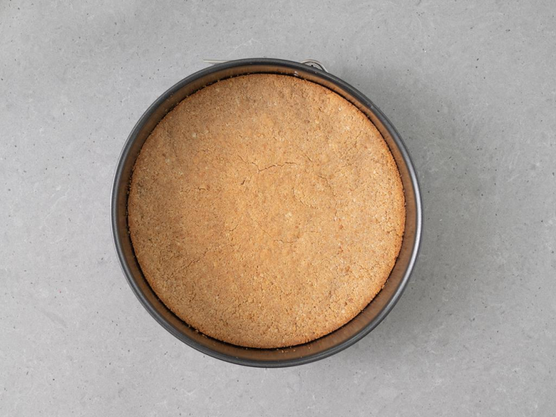 upieczony spód z herbatników w tortownicy