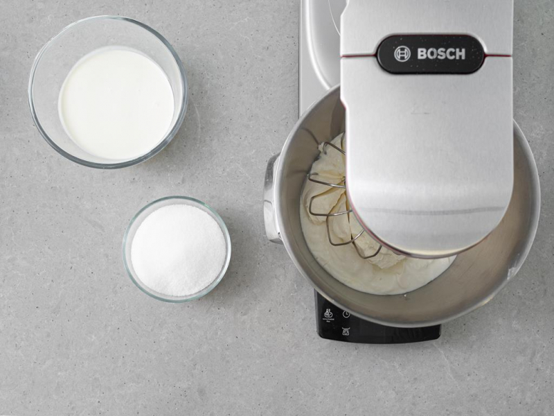 masa sernikowa w misie miksera, miseczka z cukrem i miseczka ze śmietanką