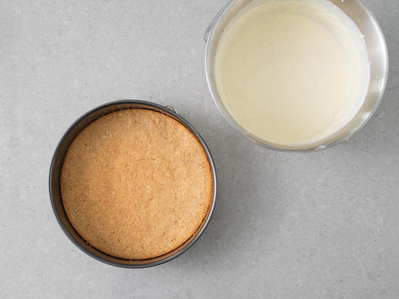 tortownica z upieczonym spodem z herbatników, misa z masą serową