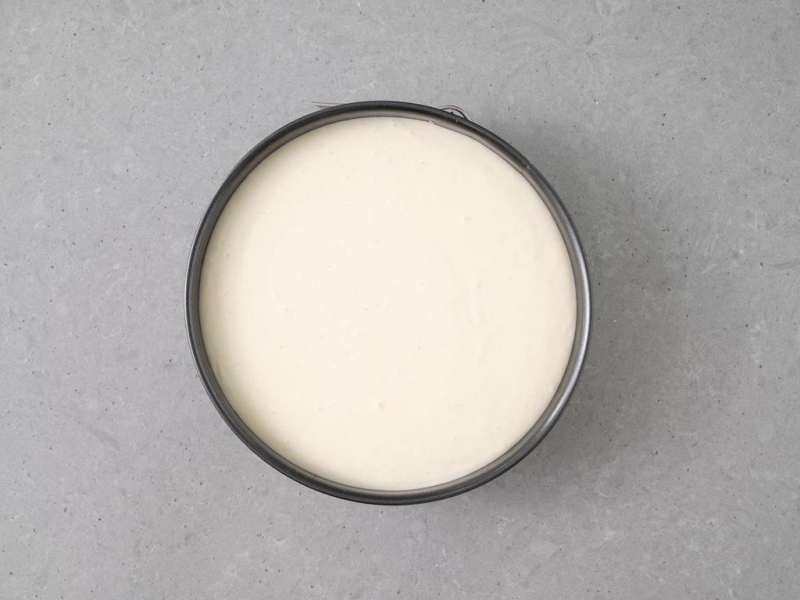 upieczony sernik w tortownicy