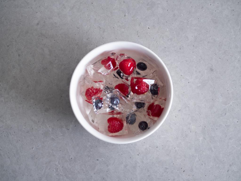 kostki z galaretki krystalicznej z zatopionymi owocami