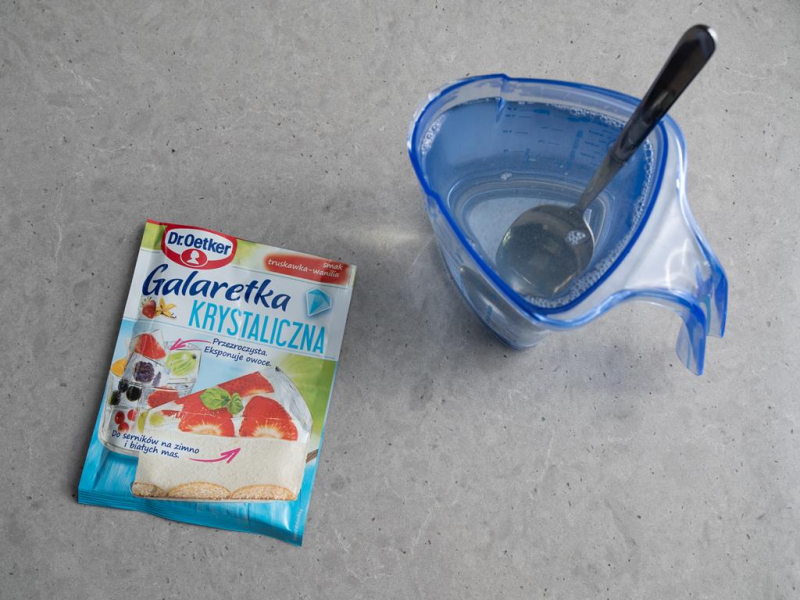 opakowanie galaretki krystalicznej, gorąca woda w plastikowym naczyniu