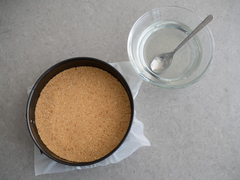 tortownica wyłożona spodem z herbatników, obok w szklanej misce krystaliczna galaretka