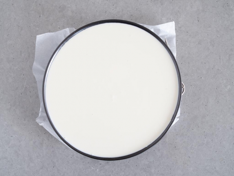 warstwa śmietankowa z galaretką wylana w tortownicy