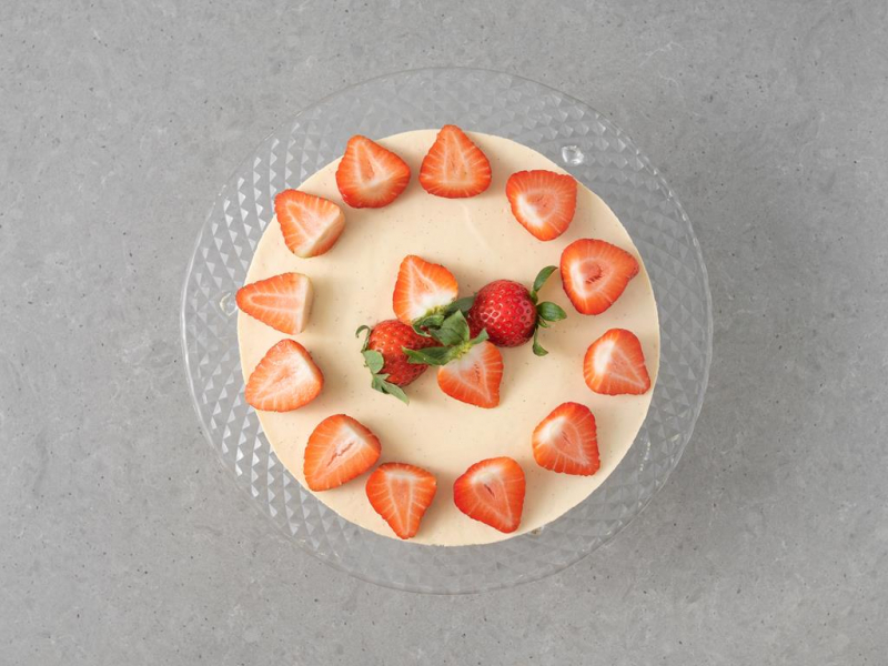 krem bawarski udekorowany po艂贸wkami 艣wie偶ych truskawek