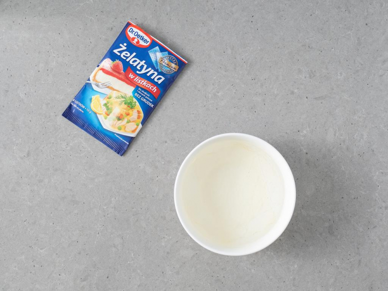 偶elatyna w listkach, obok miseczka z wod膮