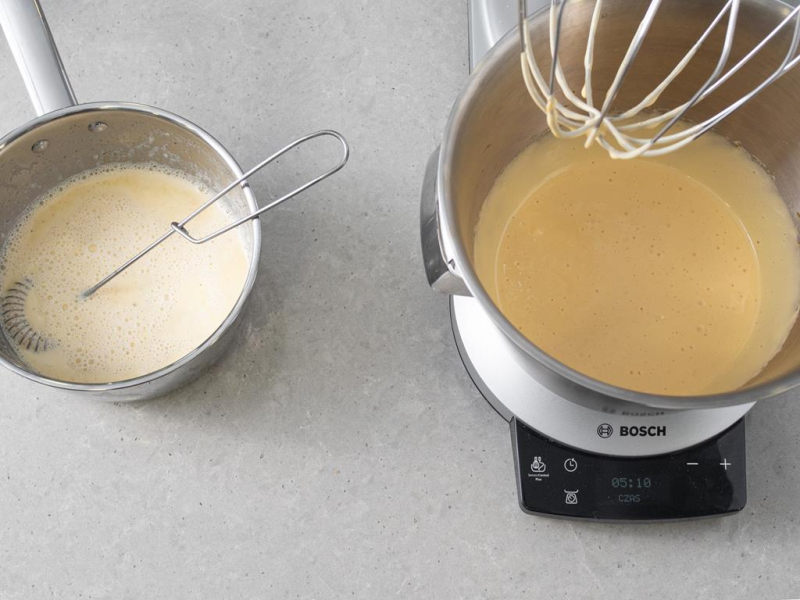 garnuszek z mlekiem, ubite 偶贸艂tka w misie miksera