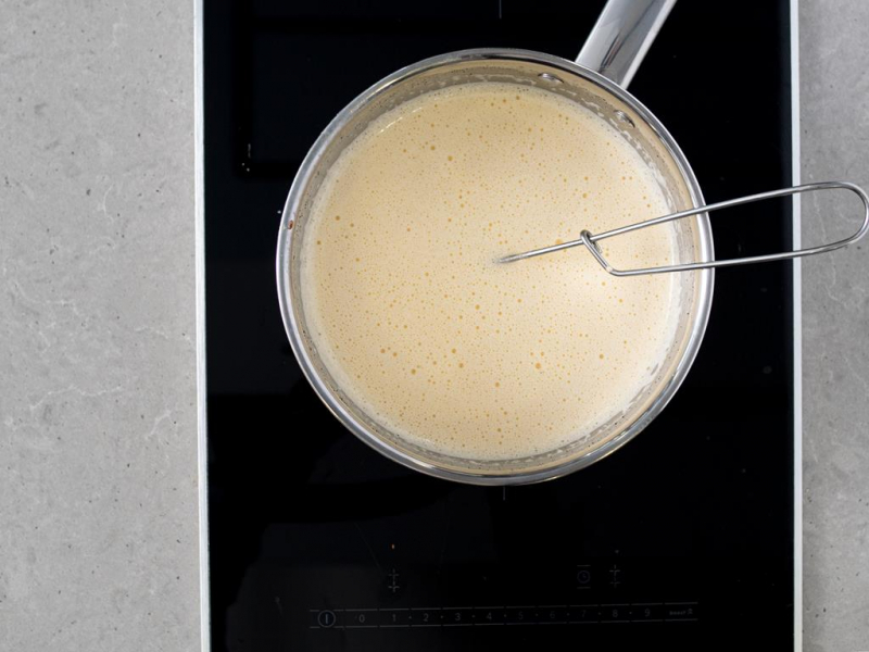 na palniku garnuszek z mlekiem