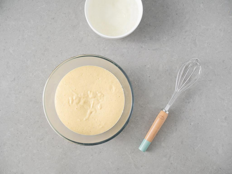 miseczka z kremem bawarskim, r贸zga kuchenna obok miseczka z namoczon膮 偶elatyn膮