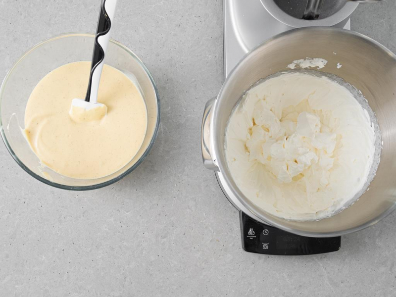 miseczka z kremem bawarskim, obok w misie miksera ubita 艣mietana