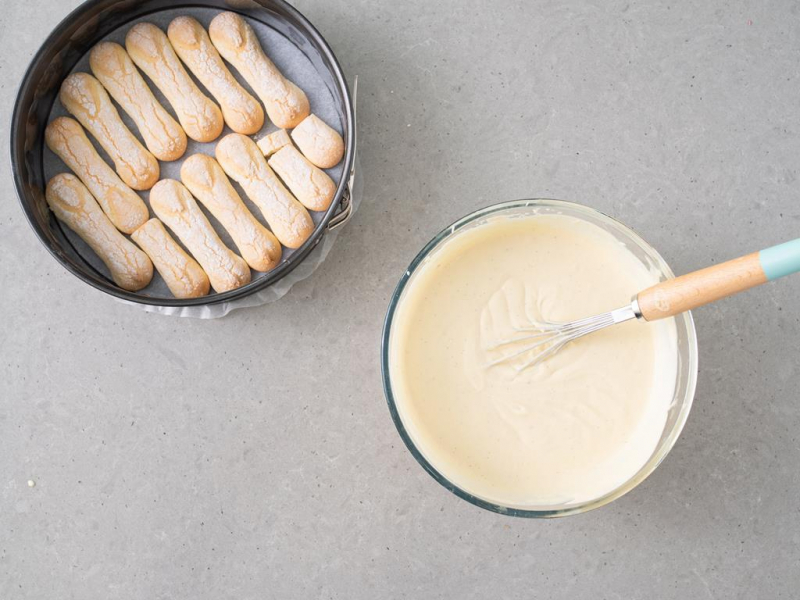 tortownica wy艂o偶ona biszkoptami, obok krem bawarski