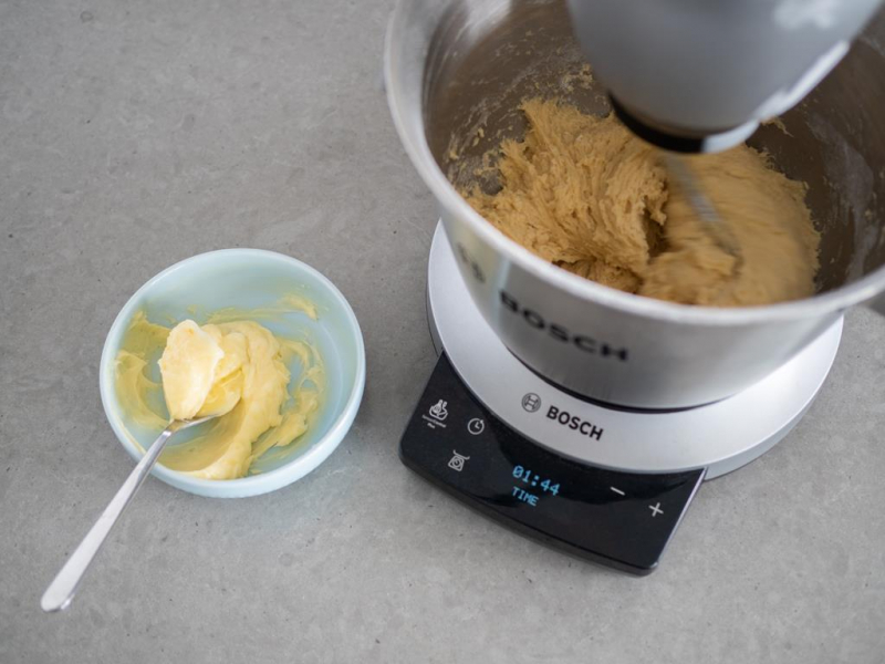 wyrabianie ciasta drożdżowego, w miseczce obok miękkie masło