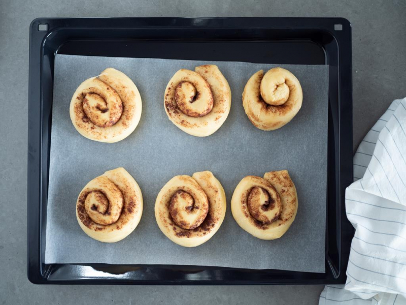 cynamonki na blaszce wyłożonej papierem do pieczenia