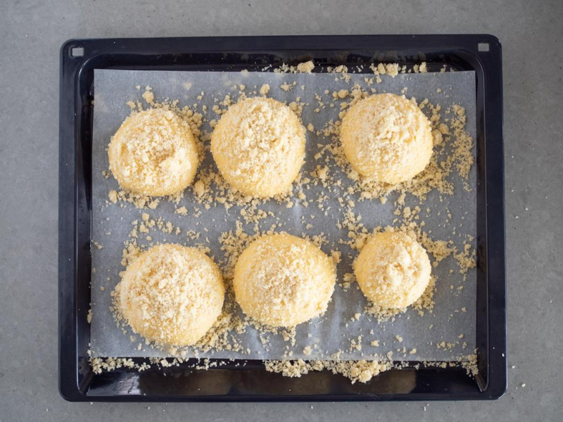 drożdżówki posypane kruszonką przed włożeniem do piekarnika