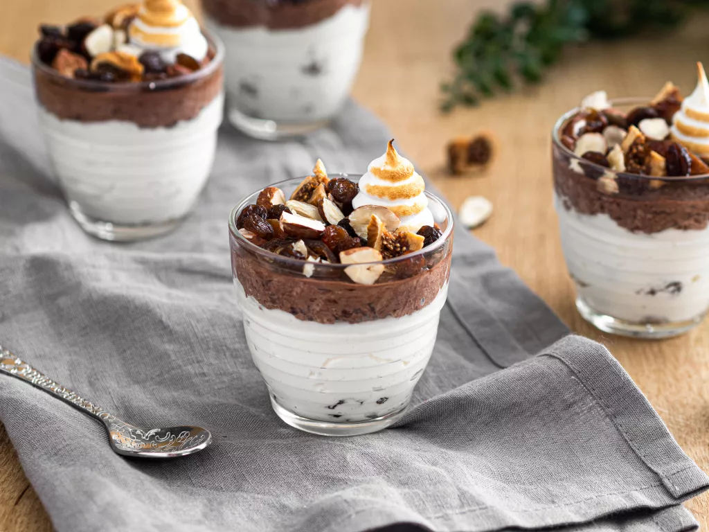 krem sułtański z bakaliami w pucharkach