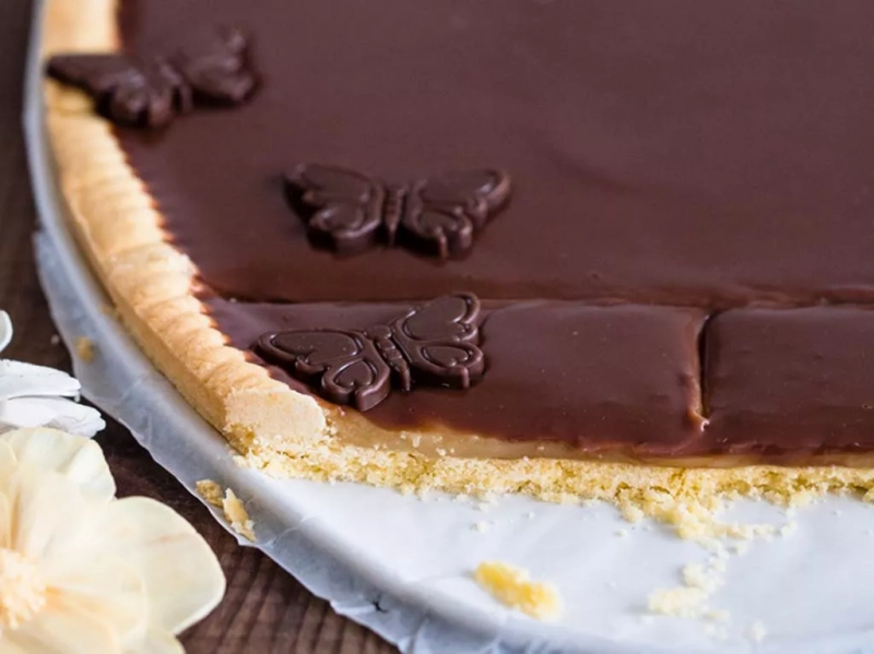 mazurek na kruchym spodzie z nadzieniem chałwowym i czekoladą