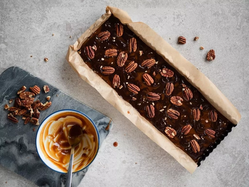 mazurek orzechowy z karmelem bez glutenu w prostokątnej formie