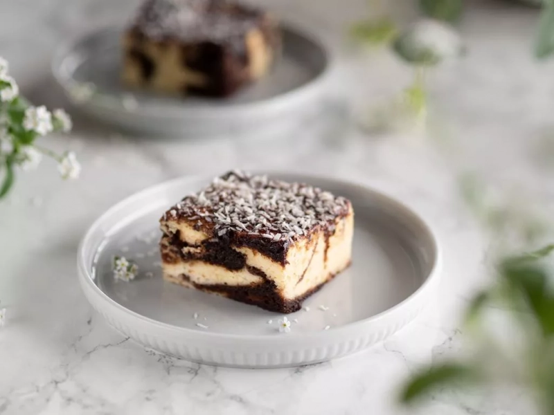 sernik izaura na białym talerzyku