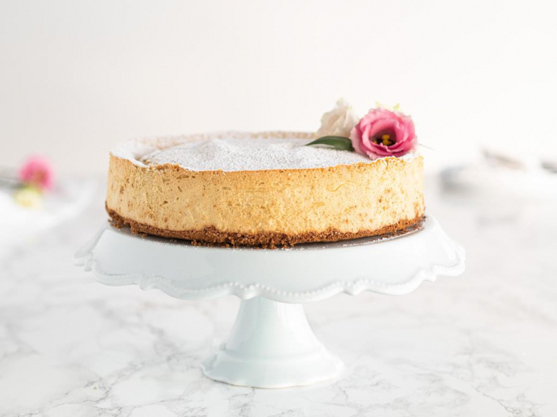 sernik z kaszy jaglanej udekorowany kwiatami