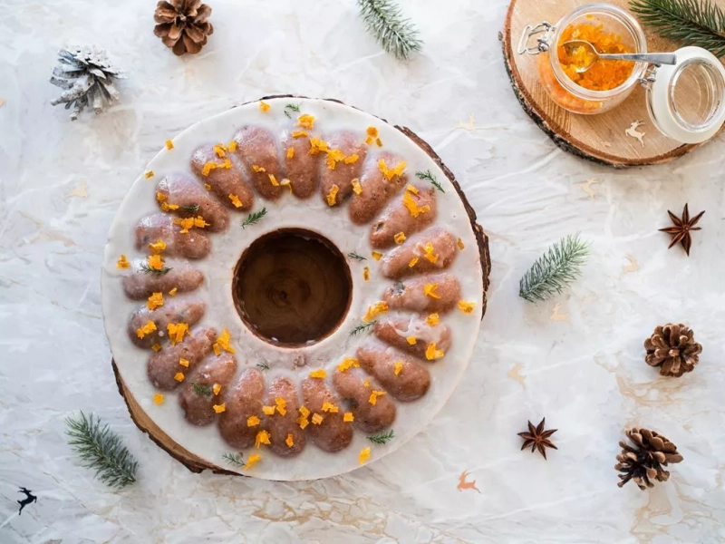 bezglutenowa babka z bakaliami polana lukrem i kandyzowaną skórką pomarańczy