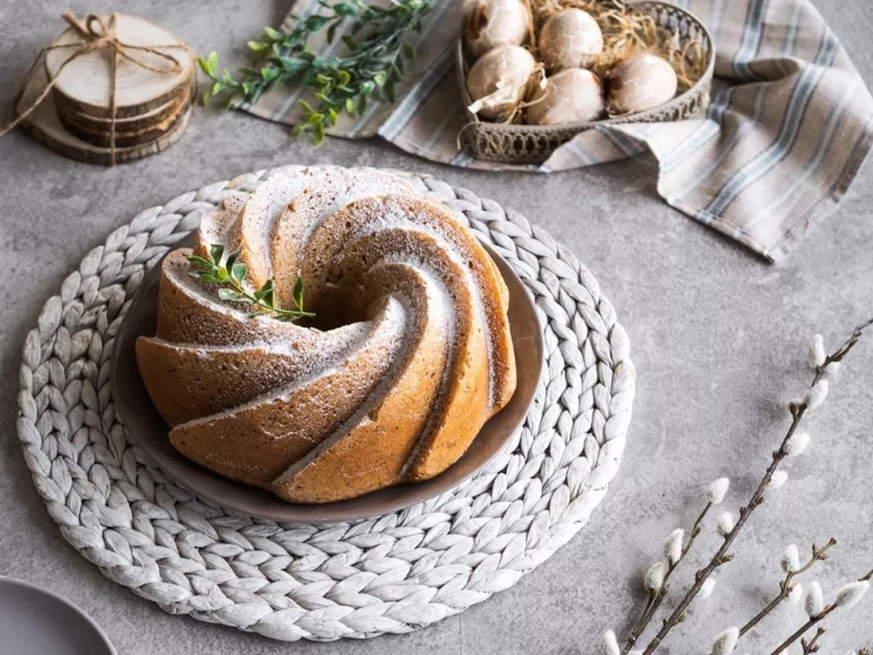 babka drożdżowa wegańska posypana cukrem pudrem