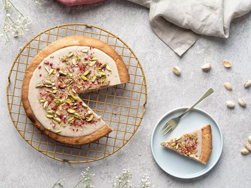 wegański mazurek z polewą, posypany pistacjami