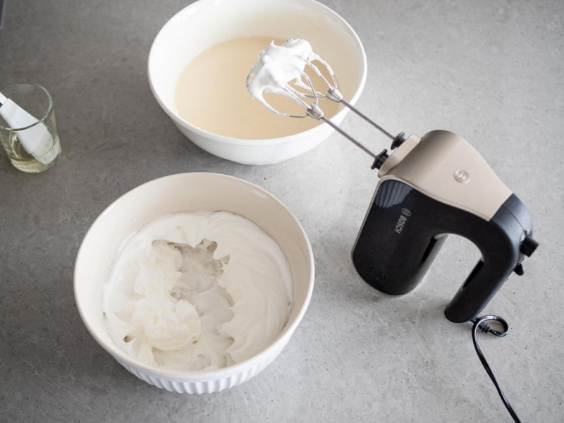 przygotowane ciasto na gofry z ubitymi białkami