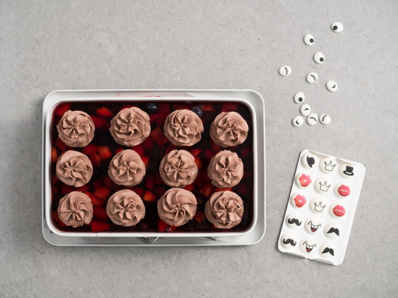 ciasto czekoladowe z kremem kakaowym i wesołymi minkami Dr. Oetkera