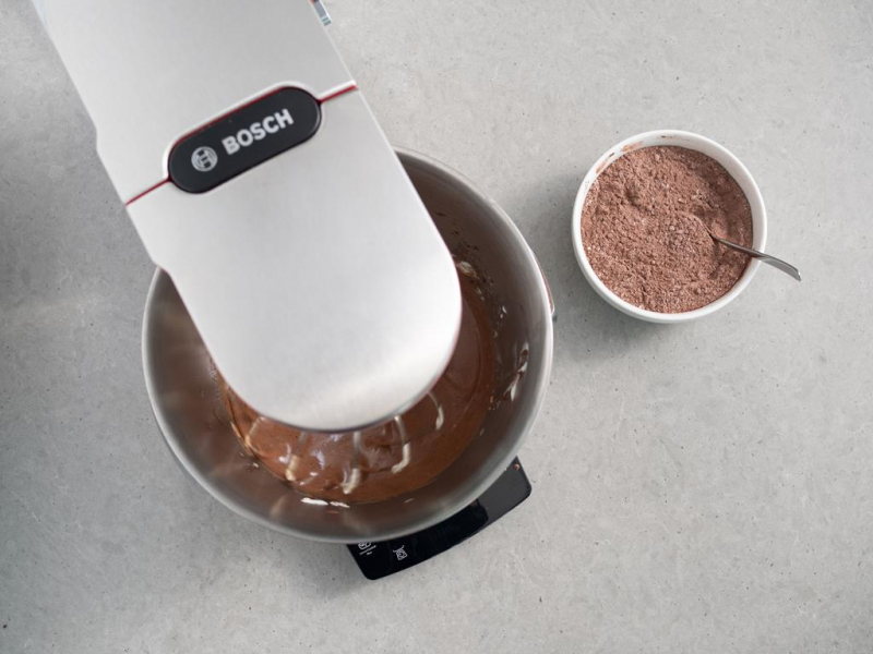 masa czekoladowa, mąka wymieszana z proszkiem do pieczenia i kakao