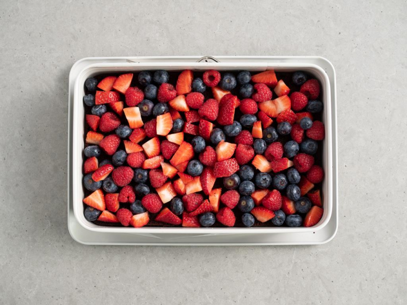 owoce na cieście czekoladowym