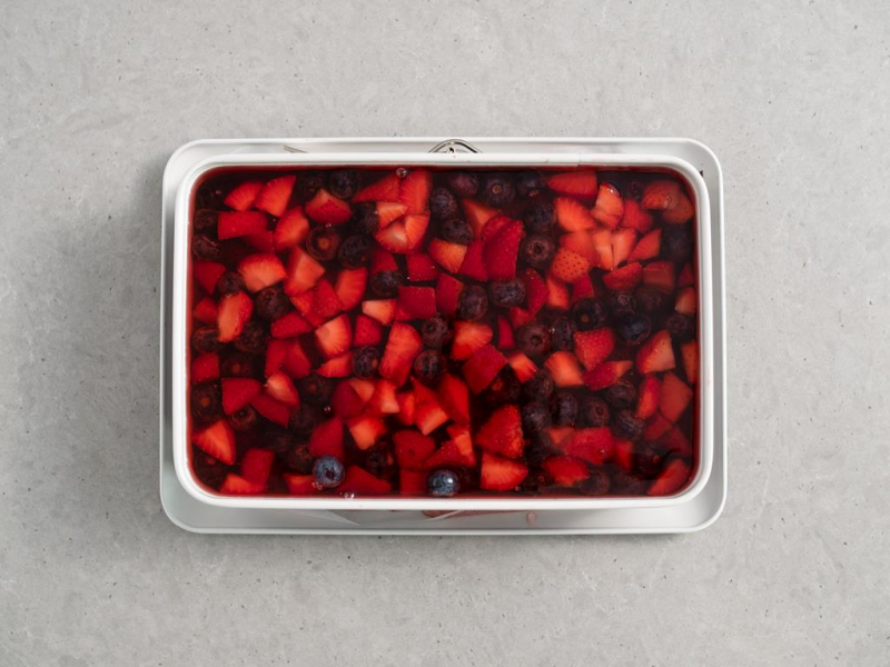 ciasto czekoladowe z galaretką i owocami